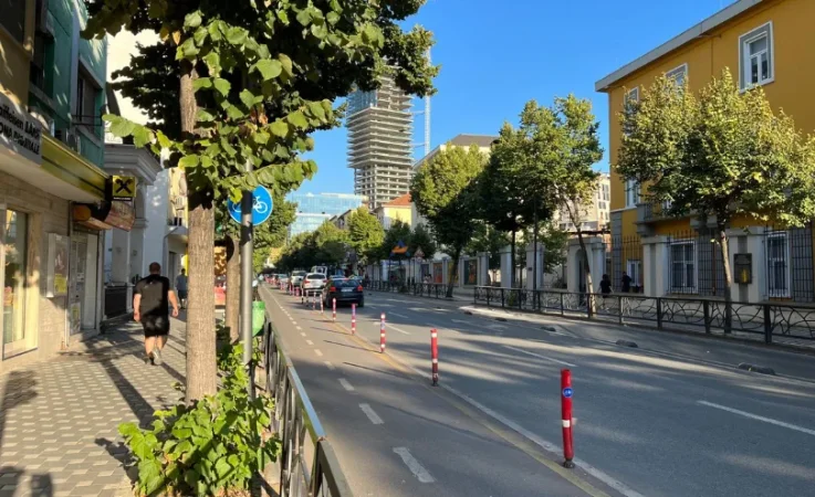 Tirane, jepet me qera ambjent biznesi Kati 0, 80 m² 1.500 € (RRUGA E DURRESIT)