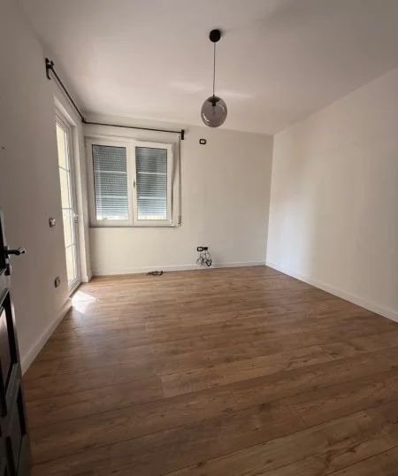 Tirane, jepet me qera zyre Kati 8, 110 m² 1.000 € (KOMUNA E PARISIT)