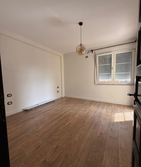 Tirane, jepet me qera zyre Kati 8, 110 m² 1.000 € (KOMUNA E PARISIT)
