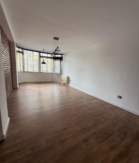 Tirane, jepet me qera zyre Kati 8, 110 m² 1.000 € (KOMUNA E PARISIT)