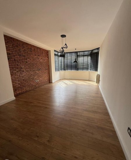 Tirane, jepet me qera zyre Kati 8, 110 m² 1.000 € (KOMUNA E PARISIT)