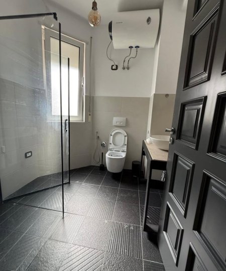 Tirane, jepet me qera zyre Kati 8, 110 m² 1.000 € (KOMUNA E PARISIT)