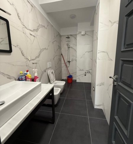 Tirane, jepet me qera zyre Kati 8, 110 m² 1.000 € (KOMUNA E PARISIT)