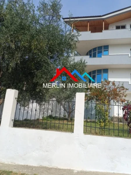 Tirane, shitet Vile 4 Kateshe, 671 m² ndertim, per 450.000 € ( afer RRUGES  SE ARBERIT)