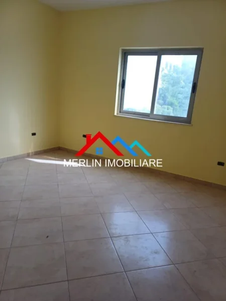 Tirane, shitet Vile 4 Kateshe, 671 m² ndertim, per 450.000 € ( afer RRUGES  SE ARBERIT)