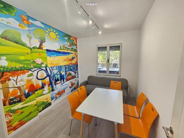 Tirane, jepet me qera zyre Kati 1, 112 m² 800 € (21 dhjetori)