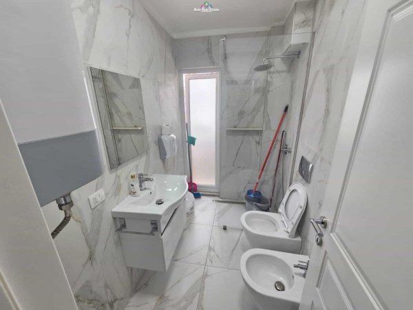 Tirane, jepet me qera zyre Kati 1, 112 m² 800 € (21 dhjetori)