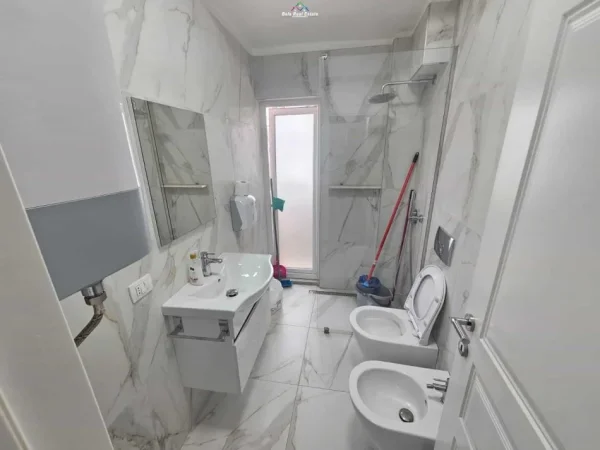 Tirane, jepet me qera zyre Kati 1, 112 m² 800 € (21 dhjetori)