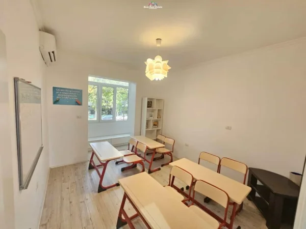 Tirane, jepet me qera zyre Kati 1, 112 m² 800 € (21 dhjetori)