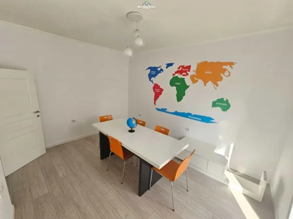Tirane, jepet me qera zyre Kati 1, 112 m² 800 € (21 dhjetori)