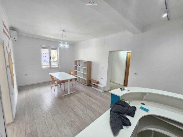 Tirane, jepet me qera zyre Kati 1, 112 m² 800 € (21 dhjetori)