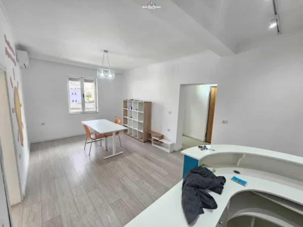 Tirane, jepet me qera zyre Kati 1, 112 m² 800 € (21 dhjetori)