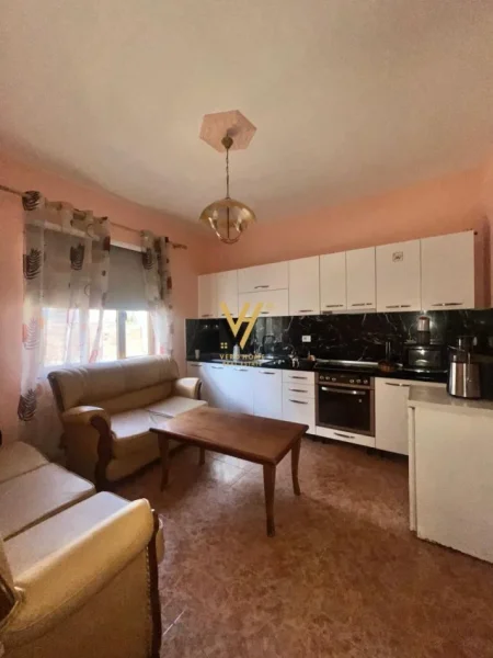 Tirane, jepet me qera apartament 3+1+Ballkon Kati 2, 130 m² 1.500 € (SHALLVARET)