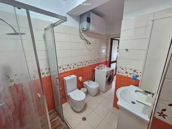 Tirane, shes apartament 3+1+Ballkon Kati 3, 140 m² 299.000 € (rruga e kavajes)