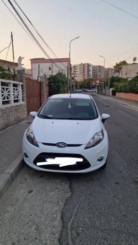 Tirane, shes makine Ford Fiesta Benzin+Gaz, e bardhë manuale Kondicioner 4.500 €