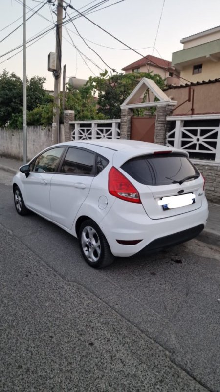 Tirane, shes makine Ford Fiesta Benzin+Gaz, e bardhë manuale Kondicioner 4.500 €