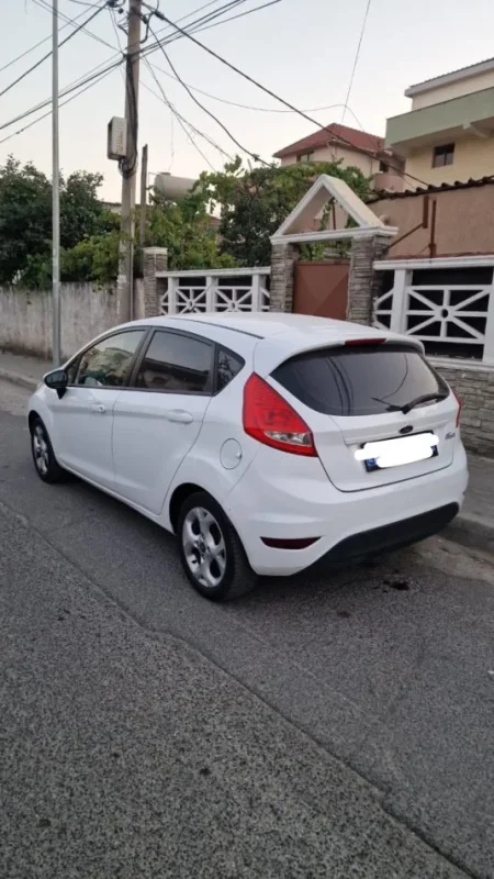 Tirane, shes makine Ford Fiesta Benzin+Gaz, e bardhë manuale Kondicioner 4.500 €