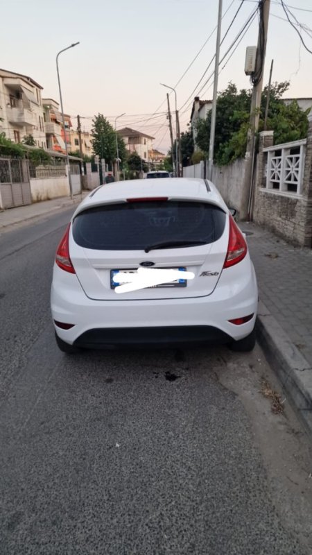 Tirane, shes makine Ford Fiesta Benzin+Gaz, e bardhë manuale Kondicioner 4.500 €