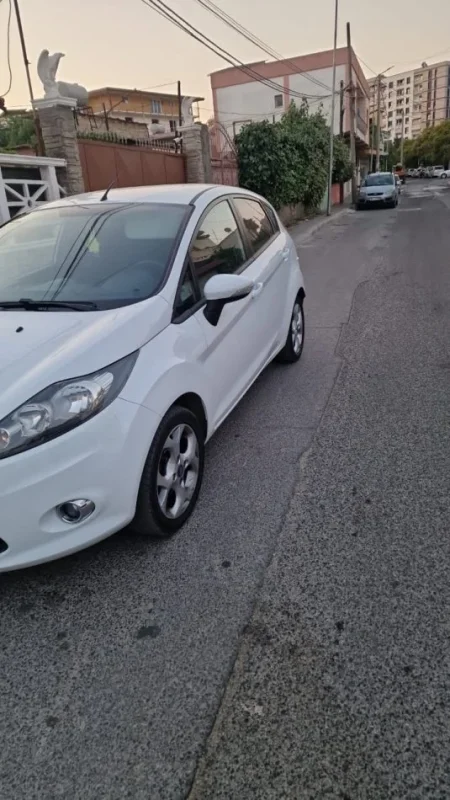 Tirane, shes makine Ford Fiesta Benzin+Gaz, e bardhë manuale Kondicioner 4.500 €