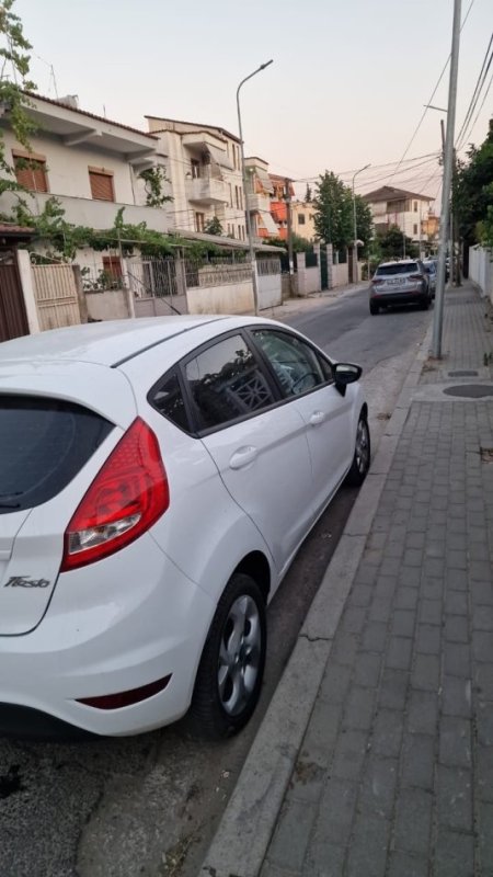 Tirane, shes makine Ford Fiesta Benzin+Gaz, e bardhë manuale Kondicioner 4.500 €