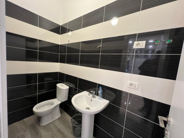 Tirane, jepet me qera ambjent biznesi Kati 0, 53 m² 420 € (Idriz Dollaku)