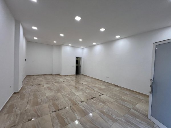 Tirane, jepet me qera ambjent biznesi Kati 0, 53 m² 420 € (Idriz Dollaku)