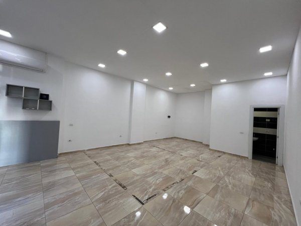 Tirane, jepet me qera ambjent biznesi Kati 0, 53 m² 420 € (Idriz Dollaku)