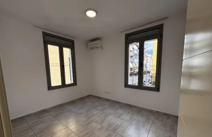 Tirane, jepet me qera zyre Kati 2, 75 m² 500 € (RRUGA E DIBRES)