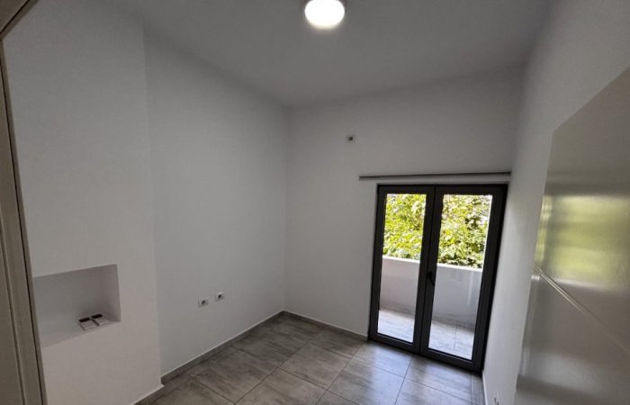 Tirane, jepet me qera zyre Kati 2, 75 m² 500 € (RRUGA E DIBRES)