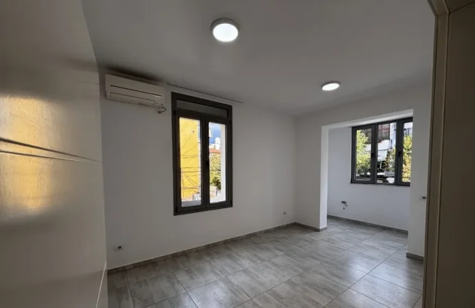 Tirane, jepet me qera zyre Kati 2, 75 m² 500 € (RRUGA E DIBRES)