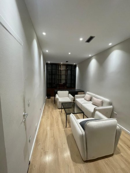 Tirane, jepet me qera dyqan Kati 0, 70 m² 800 € (VASIL SHANTO)