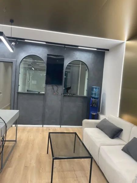 Tirane, jepet me qera dyqan Kati 0, 70 m² 800 € (VASIL SHANTO)