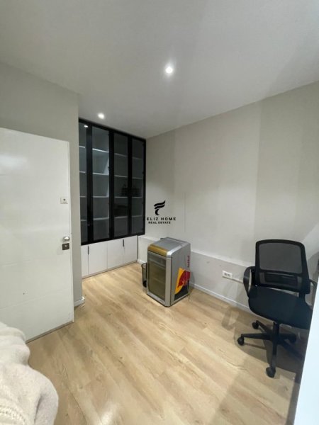 Tirane, jepet me qera dyqan Kati 0, 70 m² 800 € (VASIL SHANTO)