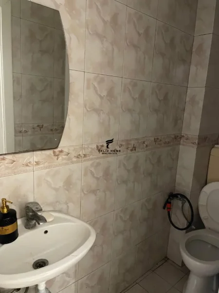 Tirane, jepet me qera dyqan Kati 0, 70 m² 800 € (VASIL SHANTO)