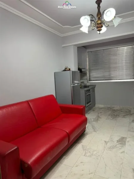 Tirane, jepet me qera apartament 1+1+Ballkon Kati 3, 70 m² 600 € (Bulevardi Bajram Curri)