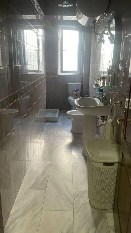 Tirane, jepet me qera apartament 1+1+Ballkon Kati 3, 70 m² 600 € (Bulevardi Bajram Curri)