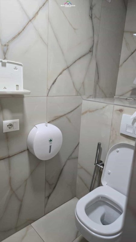 Tirane, jepet me qera dyqan Kati -1, 60 m² 450 € (BULEVARDI BAJRAM CURRI)