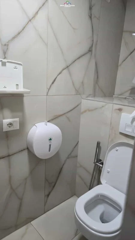 Tirane, jepet me qera dyqan Kati -1, 60 m² 450 € (BULEVARDI BAJRAM CURRI)