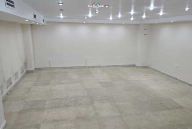 Tirane, jepet me qera dyqan Kati -1, 60 m² 450 € (BULEVARDI BAJRAM CURRI)