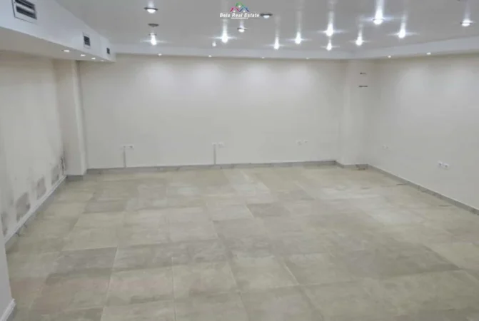 Tirane, jepet me qera dyqan Kati -1, 60 m² 450 € (BULEVARDI BAJRAM CURRI)