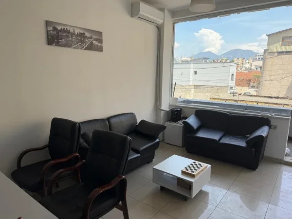 Tirane, jepet me qera zyre Kati 2, 27 m² 350 € (SELVIA)