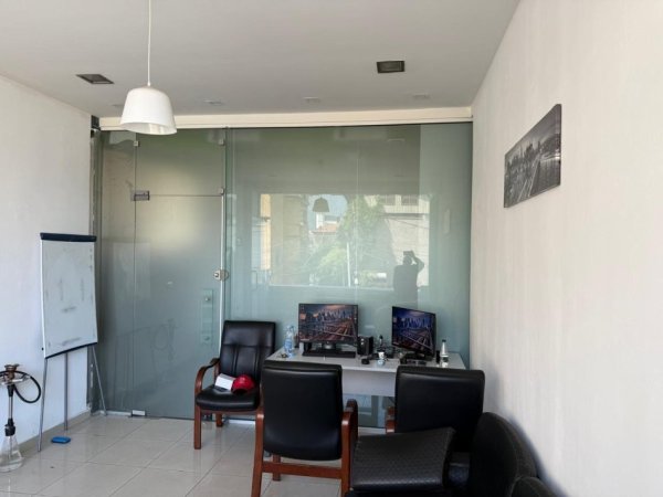 Tirane, jepet me qera zyre Kati 2, 27 m² 350 € (SELVIA)