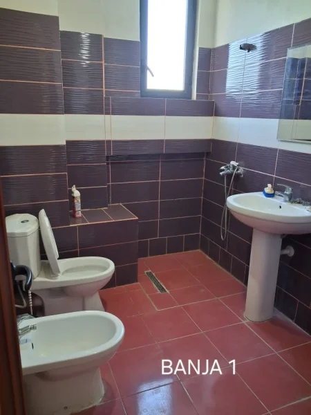 Tirane, jepet me qera shtepi 3+1 Kati 1, 120 m² 450 € (Shkolla e Bashkuar)