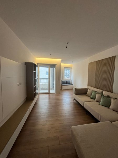 Shitet apartament 2+1+Parkim  290.000 €  (KAFE Flora)
