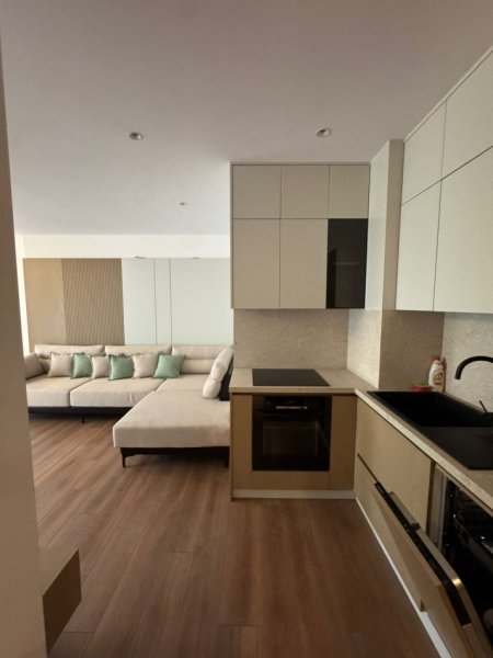 Shitet apartament 2+1+Parkim  290.000 €  (KAFE Flora)