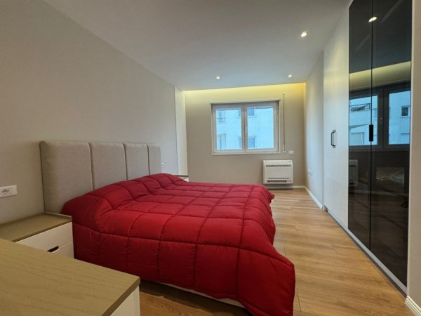 Shitet apartament 2+1+Parkim  290.000 €  (KAFE Flora)
