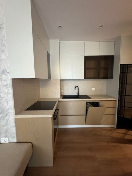 Shitet apartament 2+1+Parkim  290.000 €  (KAFE Flora)