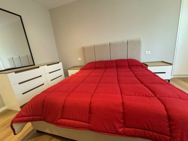 Shitet apartament 2+1+Parkim  290.000 €  (KAFE Flora)