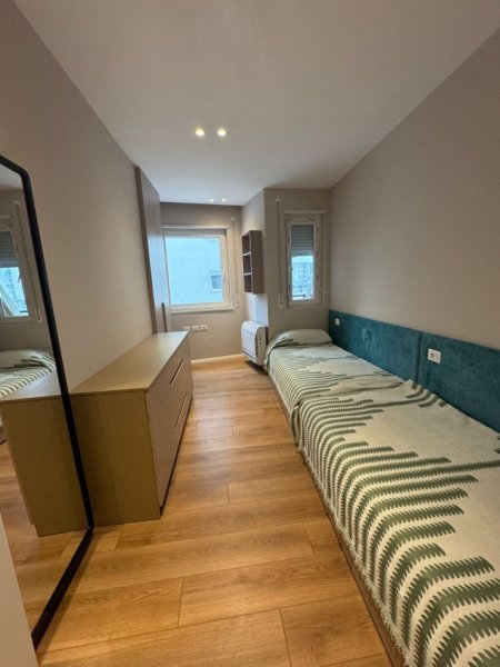 Shitet apartament 2+1+Parkim  290.000 €  (KAFE Flora)