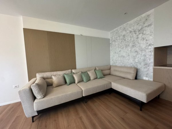 Shitet apartament 2+1+Parkim  290.000 €  (KAFE Flora)